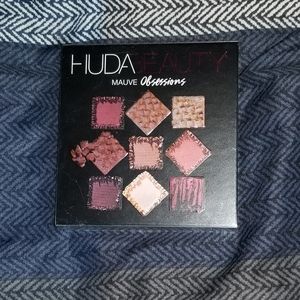 Huda Beauty palette in shade Mauve Obsessions
